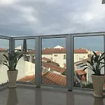 Avenida בית הארחה 3*